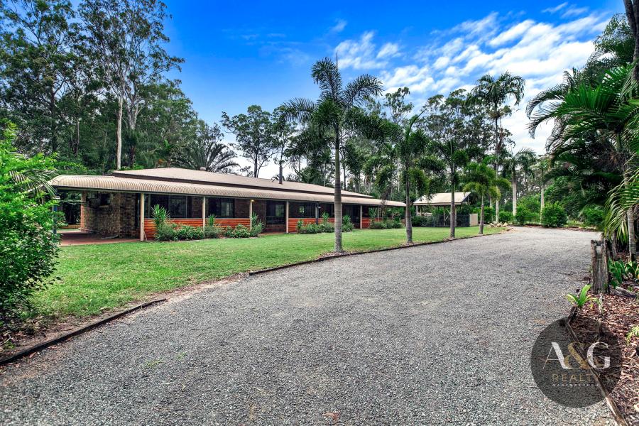 Private Acreage Retreat Close to Town