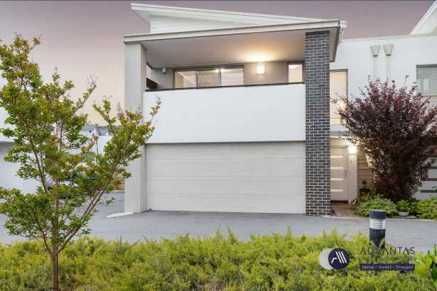 Low Maintenance Townhouse Living in a Thriving Location!