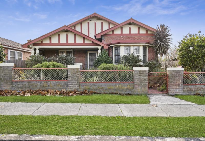 CHARACTER, SPACE & MIXED-ZONING WITH POTENTIAL IN PRIME CBD LOCATION