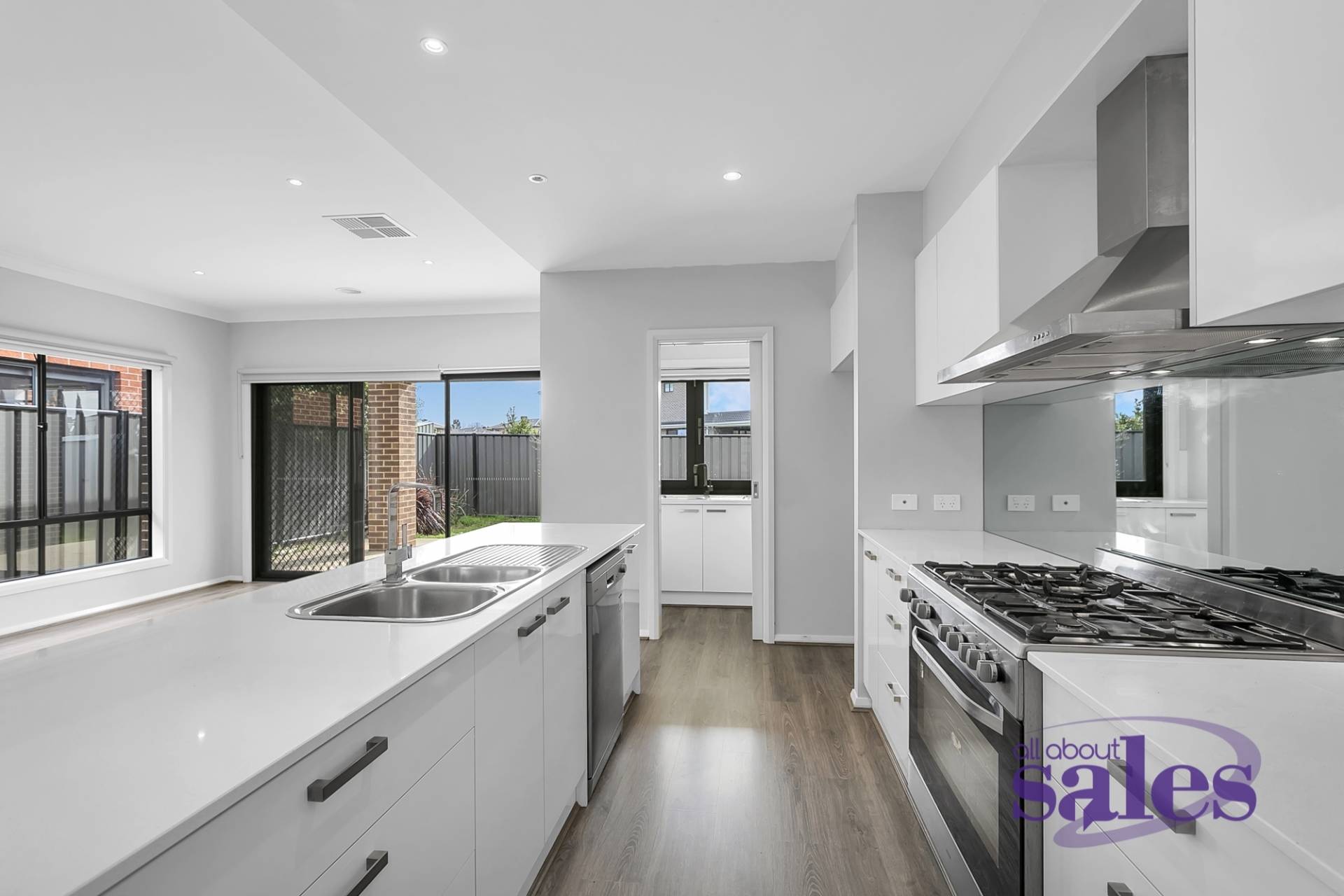 28 Arbourlea Boulevard, Cranbourne North VIC 3977, Cranbourne North - Thumbnail 3