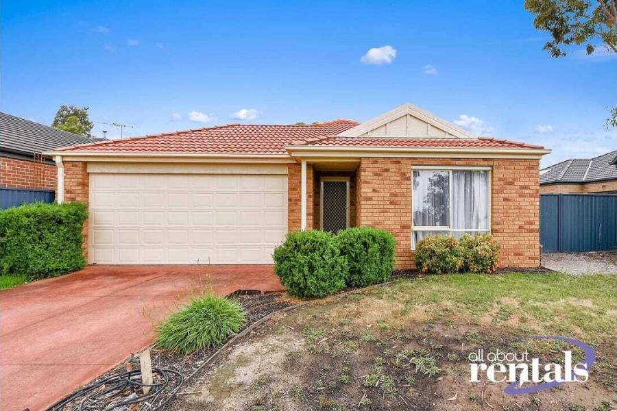 Spacious 3-Bedroom Home with Modern Comforts in Lakeside Estate, Pakenham