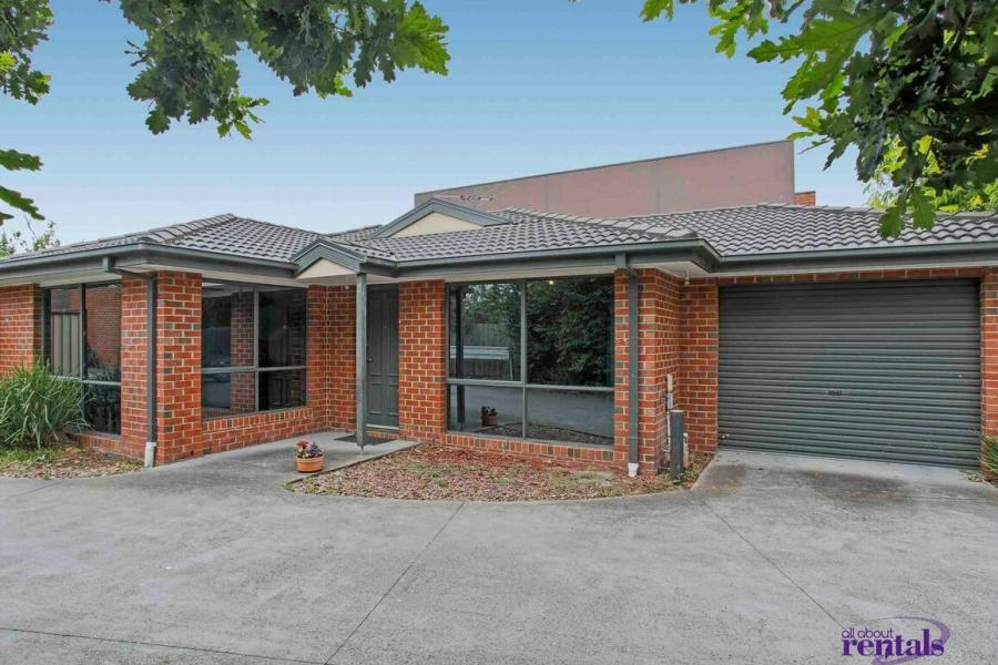 Charming 2 Bedroom Unit!