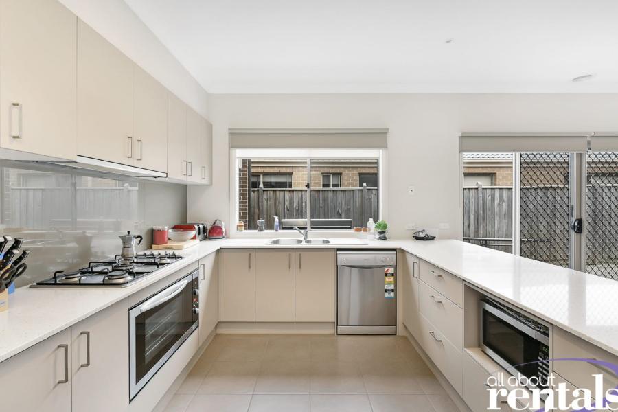 Spacious & Stylish Family Living in Casiana Grove Estate