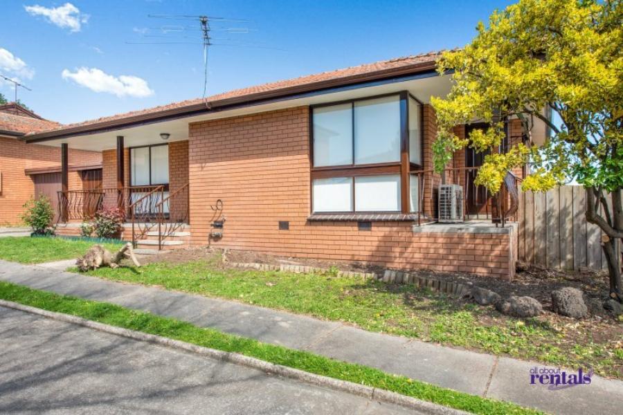 2 Bedroom Unit - Central Location to Berwick and Public Transport!
