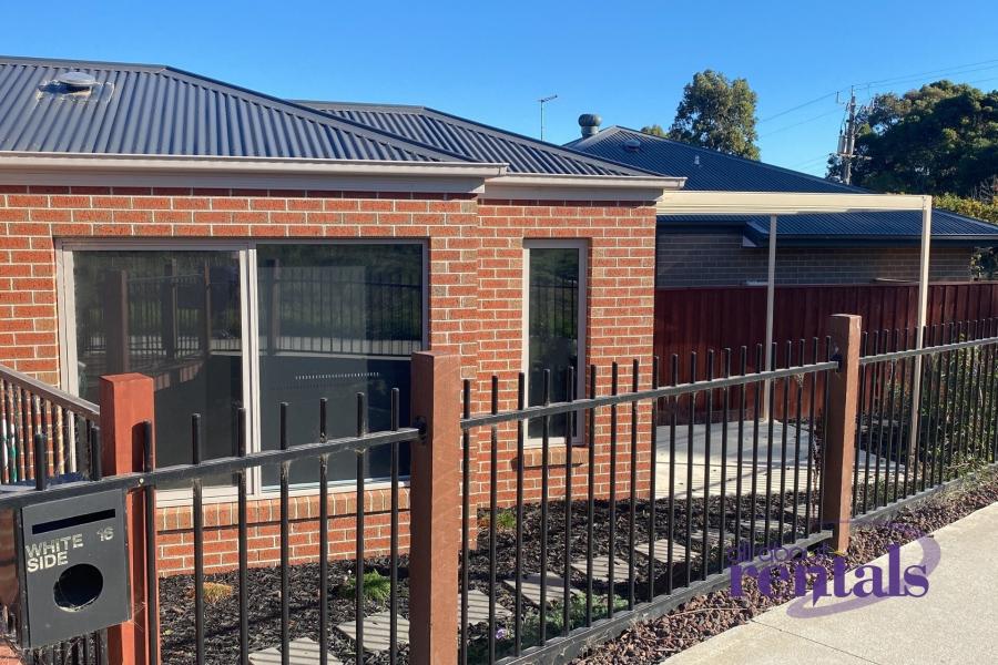 4 Bedroom Home with Solar!