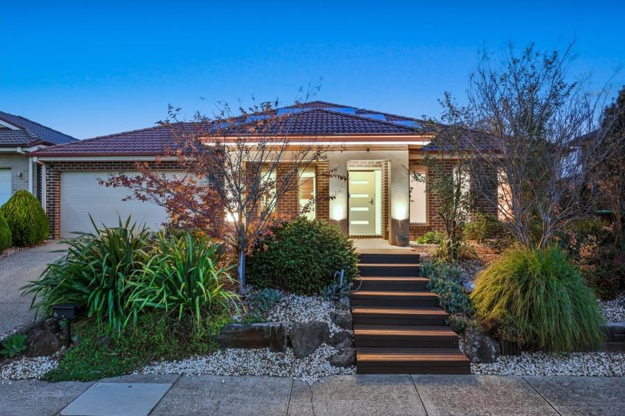 Spacious Family Living in a Quiet Court Location - 5 bedroom or 4 Bedroom + Study