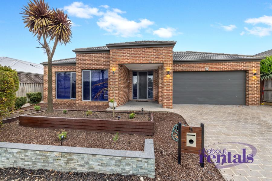 Spacious Family Living with an Entertainer's Dream Alfresco