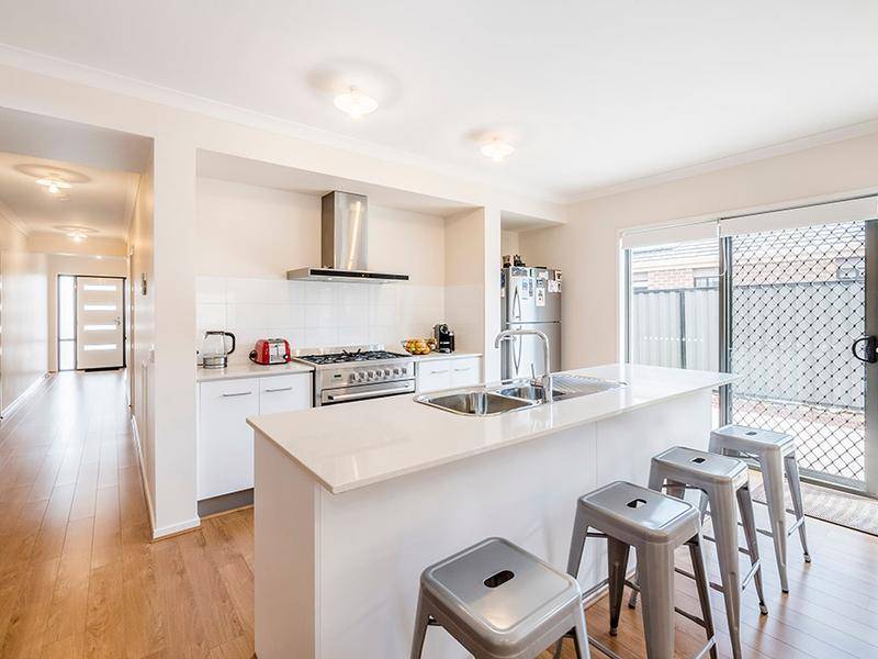 38 Victoria Place, Pakenham VIC 3810, Pakenham - Thumbnail 3