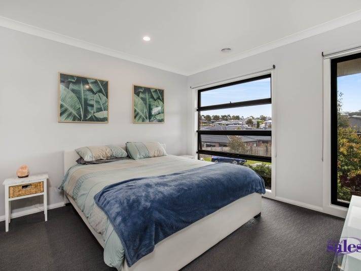 8 Greenbank Drive, Pakenham VIC 3810, Pakenham - Thumbnail 2