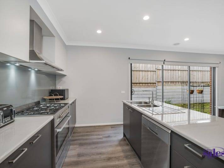 8 Greenbank Drive, Pakenham VIC 3810, Pakenham - Thumbnail 7