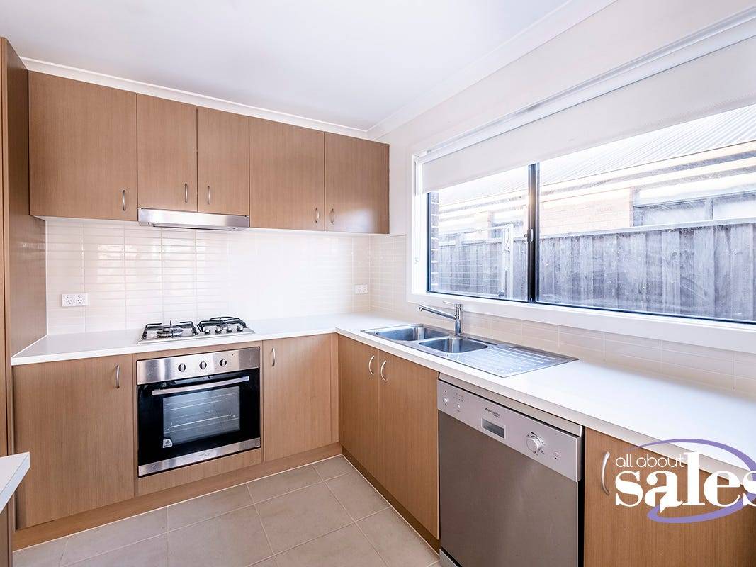6 Loddon Place, Cranbourne East VIC 3977, Clyde North - Thumbnail 2