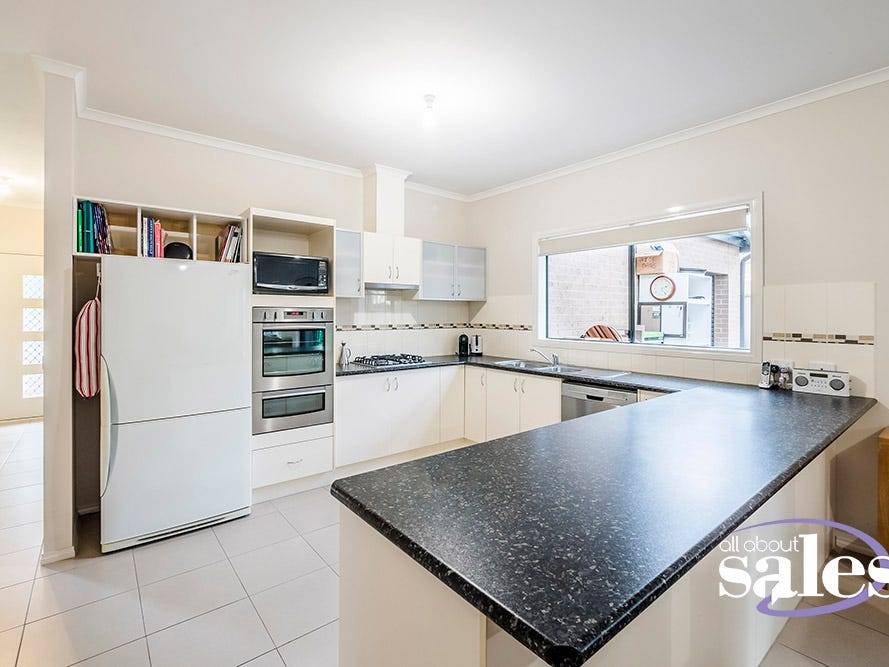 25 Joseph Banks Drive, Pakenham VIC 3810, Pakenham - Thumbnail 2