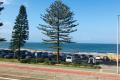 Double bed in private room opposite Collaroy Beach!