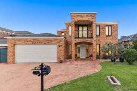 The Brief: Timeless Modern Classic in a High-Demand Lakeside Locale