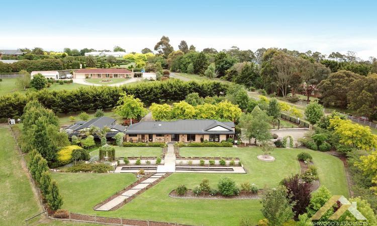 COUNTRY LIVING CLOSE TO CBD