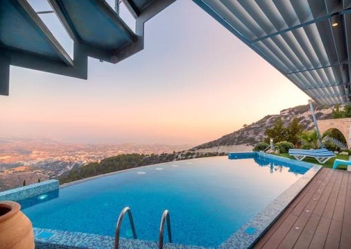 LEADING POOL CARE FRANCHISE