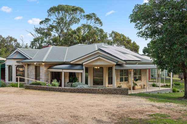 Charming, Native Hills Lifestyle, Perfect for the Family!