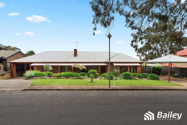 Executive Family Residence in a Tranquil Cul-de-Sac Setting!