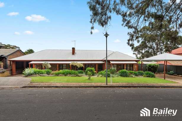Executive Family Residence in a Tranquil Cul-de-Sac Setting!