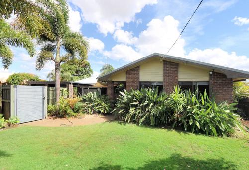 Bargara Real Estate Comfy 3 Bedrooms Side Access Pool Large Living Areas