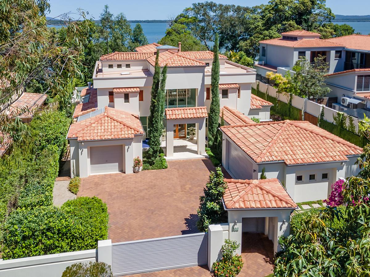 SENSATIONAL  NOOSA SPRINGS  HOME WITH VIEWS TO LAKE WEYBA