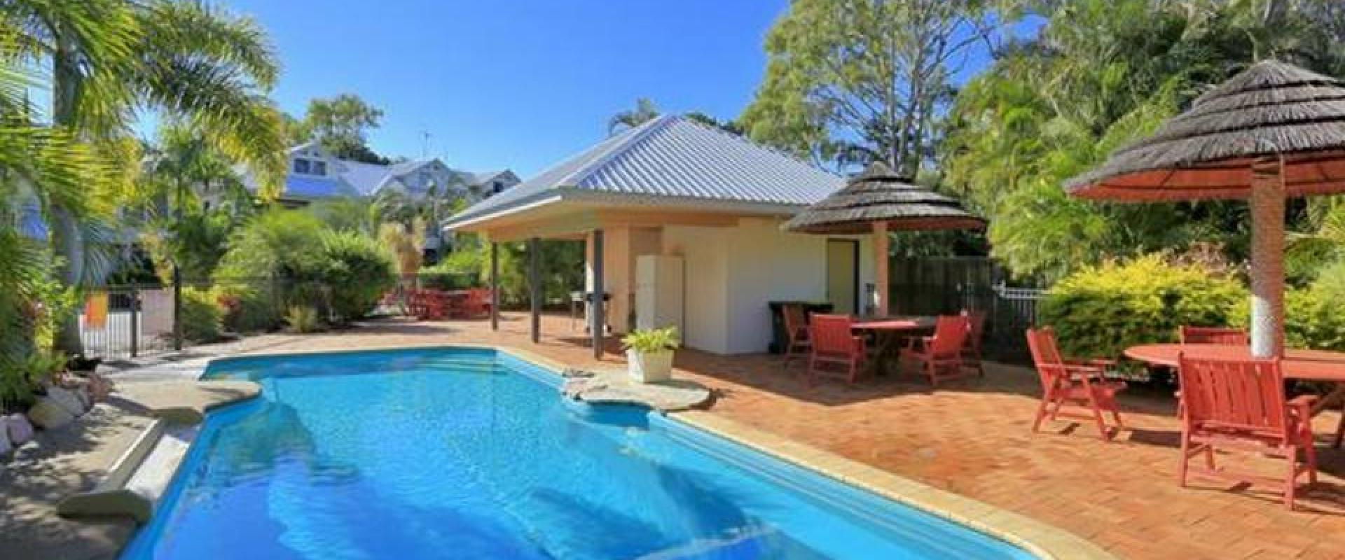 Beachside Moore Park Real Estate Beachfront Holiday Unit!