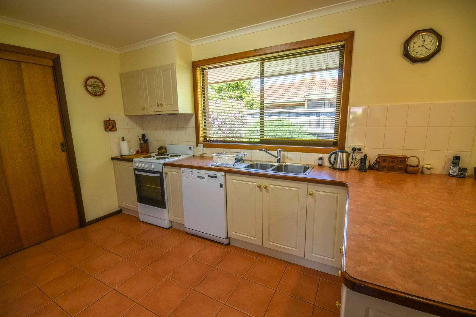 NEAT AS A PIN, Paynesville
    14 Newton Close VIC, Paynesville 14 Newton Close - Thumbnail 8