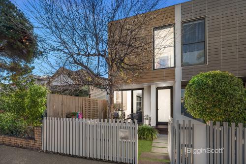REFINED STYLE IN RICHMOND – CONTEMPORARY LUXURY TOWNHOUSE - BigginScott - Refined Luxury In Richmond