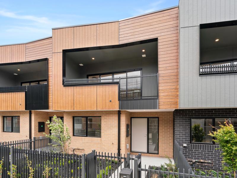 Bright, low maintenance townhouse living in stunning  Haven Estate!