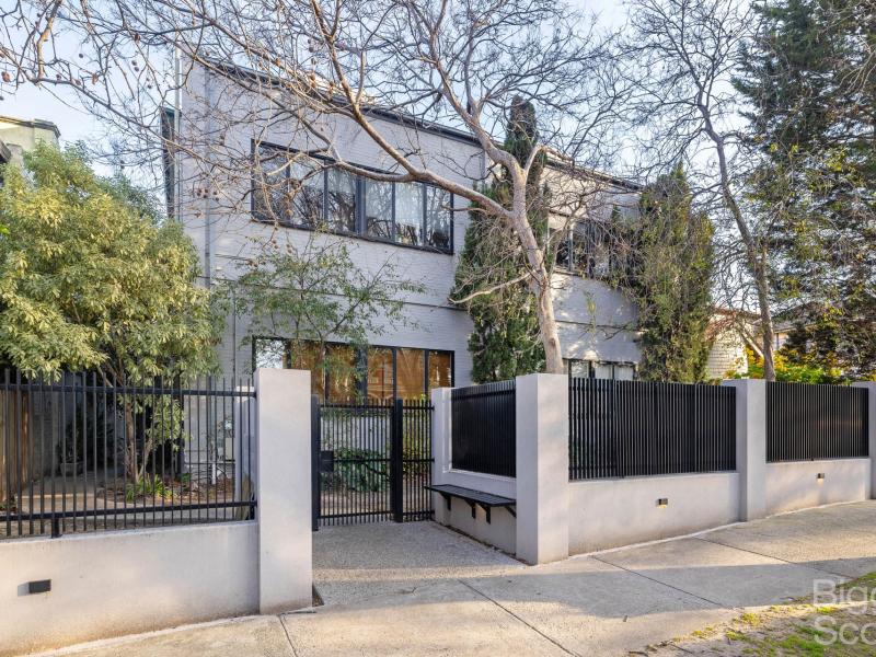Victorian charmer in an old mansion in St Kilda’s best treelined location.
