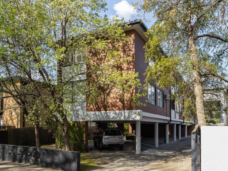 A Beautiful Apartment in Wonderful Treelined Ruskin Street