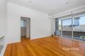 First-Floor Apartment - Steps to Trams, Trains & Parklands