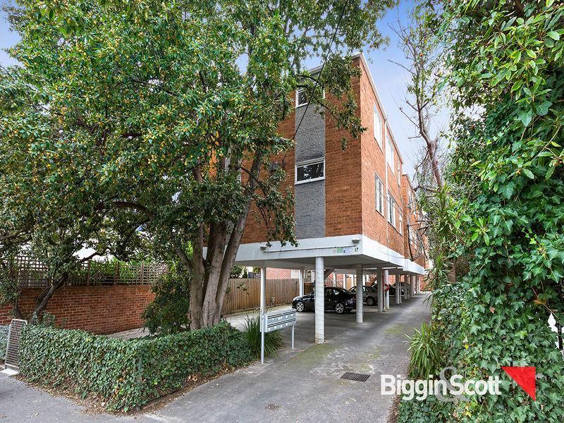 SPACIOUS FURNISHED APARTMENT IN CONVENIENT LOCATION!