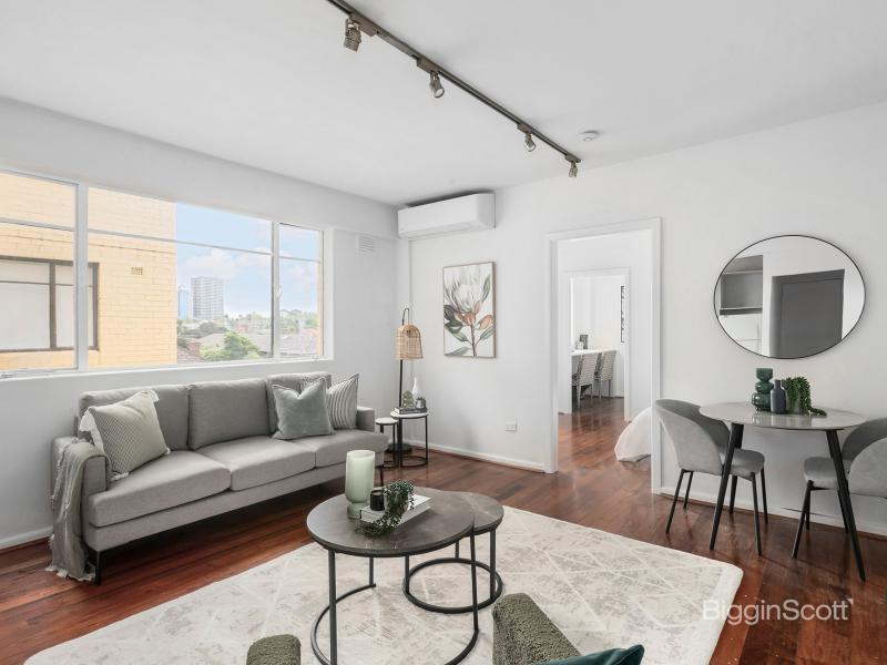 MODERN COMFORT MEETS URBAN CONVENIENCE IN THE HEART OF ST KILDA