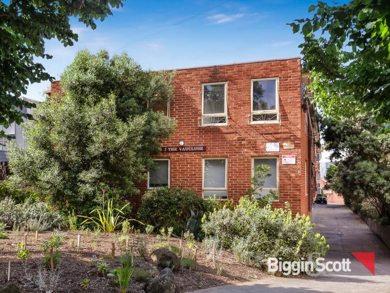 FRESHLY PAINTED APARTMENT IN AN IDEAL, RICHMOND HILL LOCATION, WATER USAGE INCLUDED!