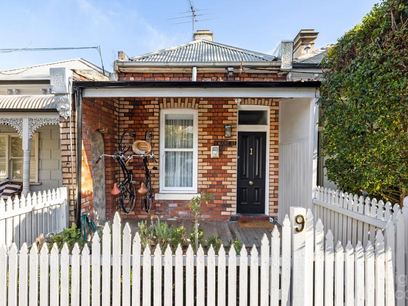 Charming Renovated Home in Elwood - Close to Beach and Amenities