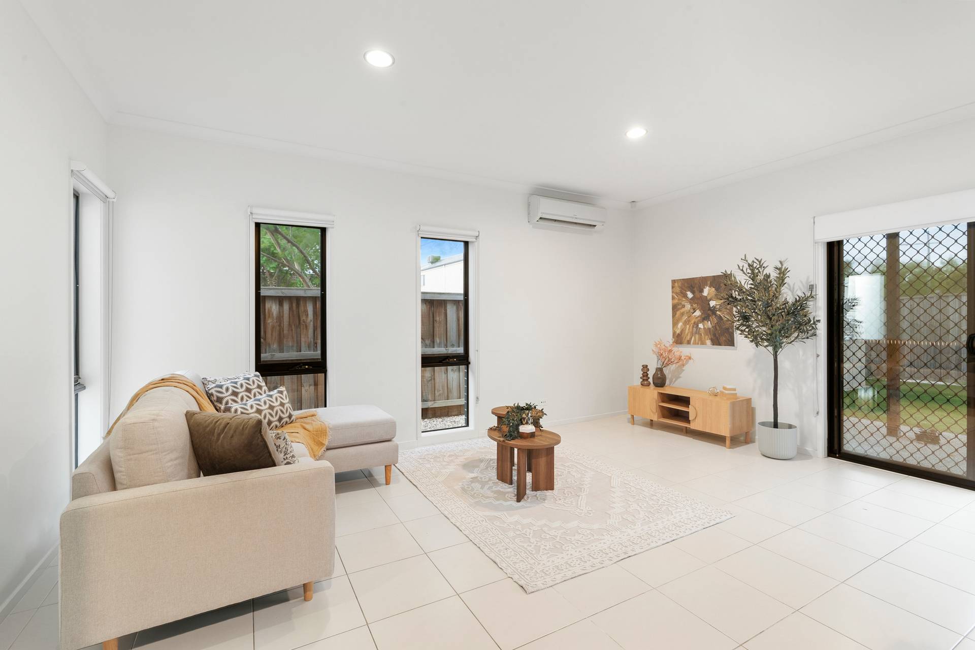 2/2 Daintrey Crescent, Williams Landing - Thumbnail 2