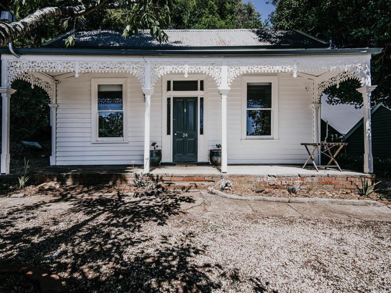 BEAUTIFULLY RENOVATED COTTAGE WITH GARDEN VIEWS