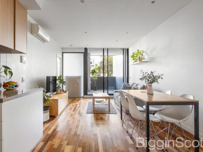 Spacious One Bedroom Living with Private Outdoor Retreat