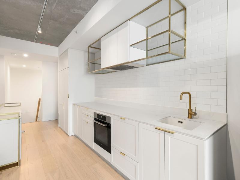 INVESTERS AHOY - 2 Level Apartment living in Brasshouse