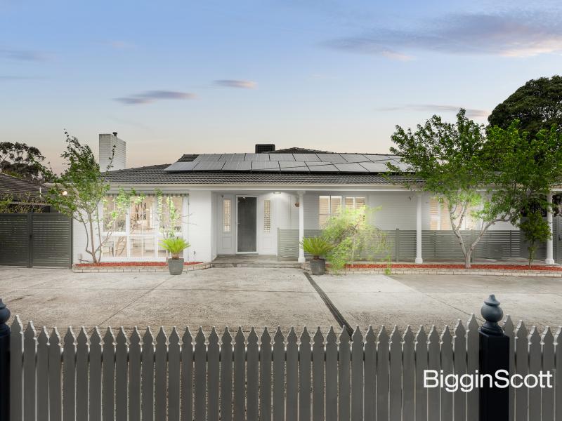 EFFORTLESS MODERN STYLE IN PRIZED LOCATION!