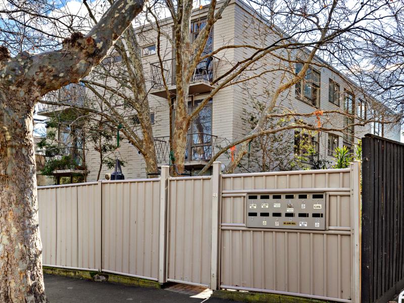Modern Prahran Comfort with Leafy Views