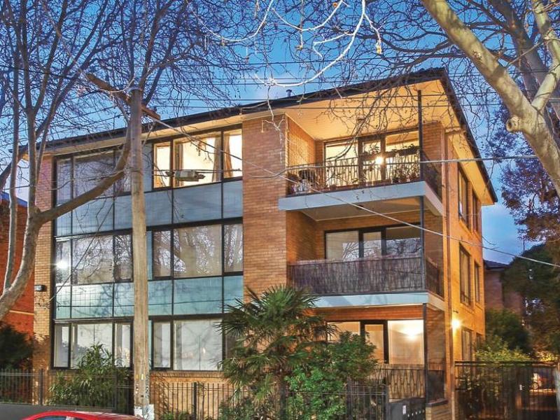  UNBEATABLE ST KILDA LOCATION!