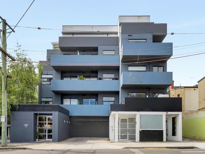 Contemporary Apartment with Spacious Interiors and Prime Location