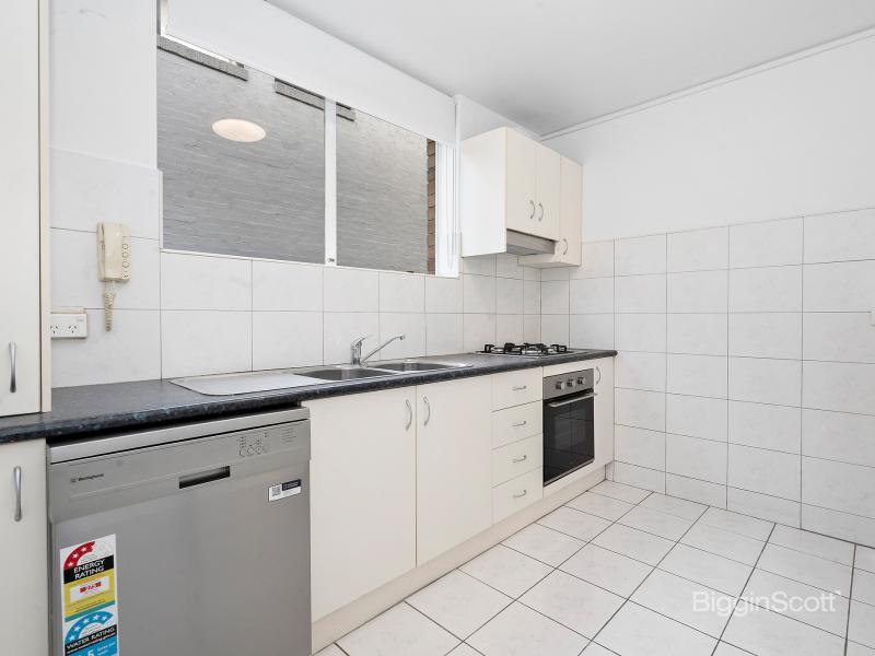 GROUND FLOOR APARTMENT ON LEAFY RICHMOND STREET!