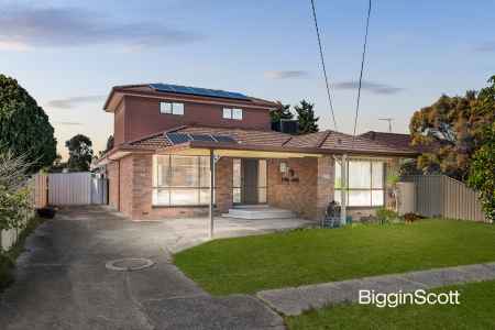 SPACIOUS FAMILY DESIGN IN HIGHLY CONVENIENT SETTING!