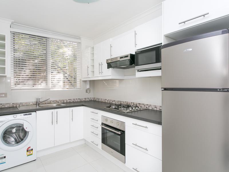 Bright Spacious Apartment Close To Everything!