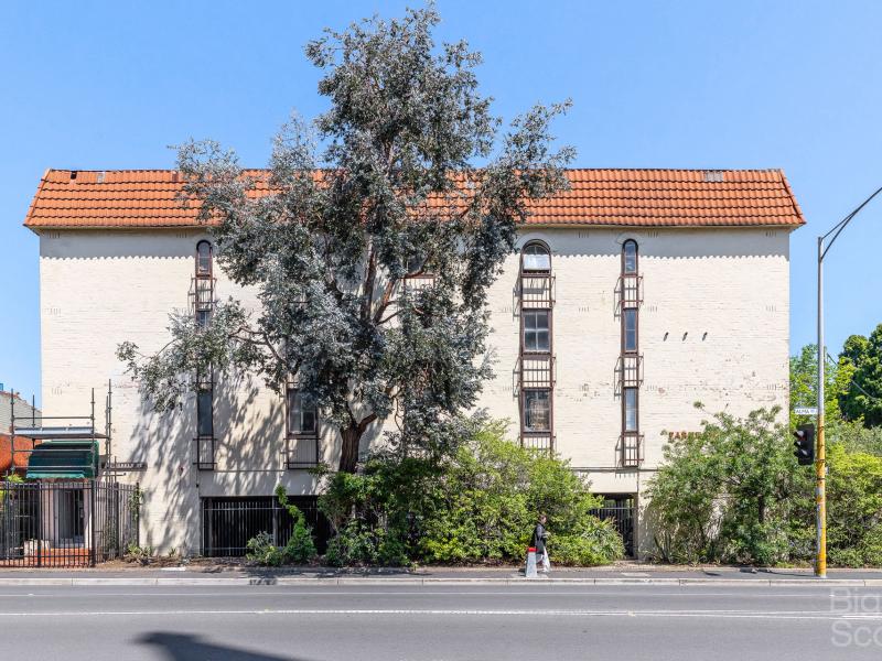 SLICK STUDIO APARTMENT! 