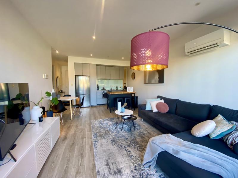 Huge 1 bedroom PLUS STUDY in a convenient location!