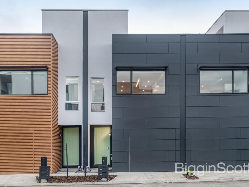 Live the Port Melbourne Lifestyle -New, Light-Filled & Steps to the Beach